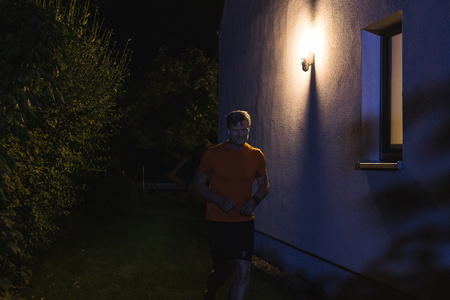 Inteligentna Lampa Zewnętrzna LED z Kamerą 16W 900lm 3000K Ciepła Czujnik Ruchu Światła Regulacja Głośnik Alarm Ściemnialna IP44 Szary SMART+ WiFi Camera Ledvance