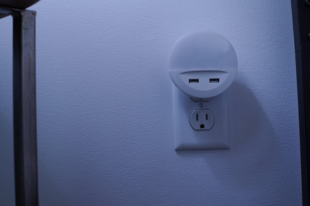 Lampka do Gniazdka Lampka Nocna z ŁADOWARKA USB 12W LUNETTA LEDVANCE