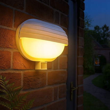 Lampa Ogrodowa Kinkiet Elewacyjny FRODA E27 IP44 z Czujnikiem PIR Biała