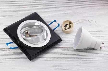 Zestaw Oprawa SZKLANA ARIAN halogenowa kwadrat ruchoma czarna + GU10 LED 6W 4000K